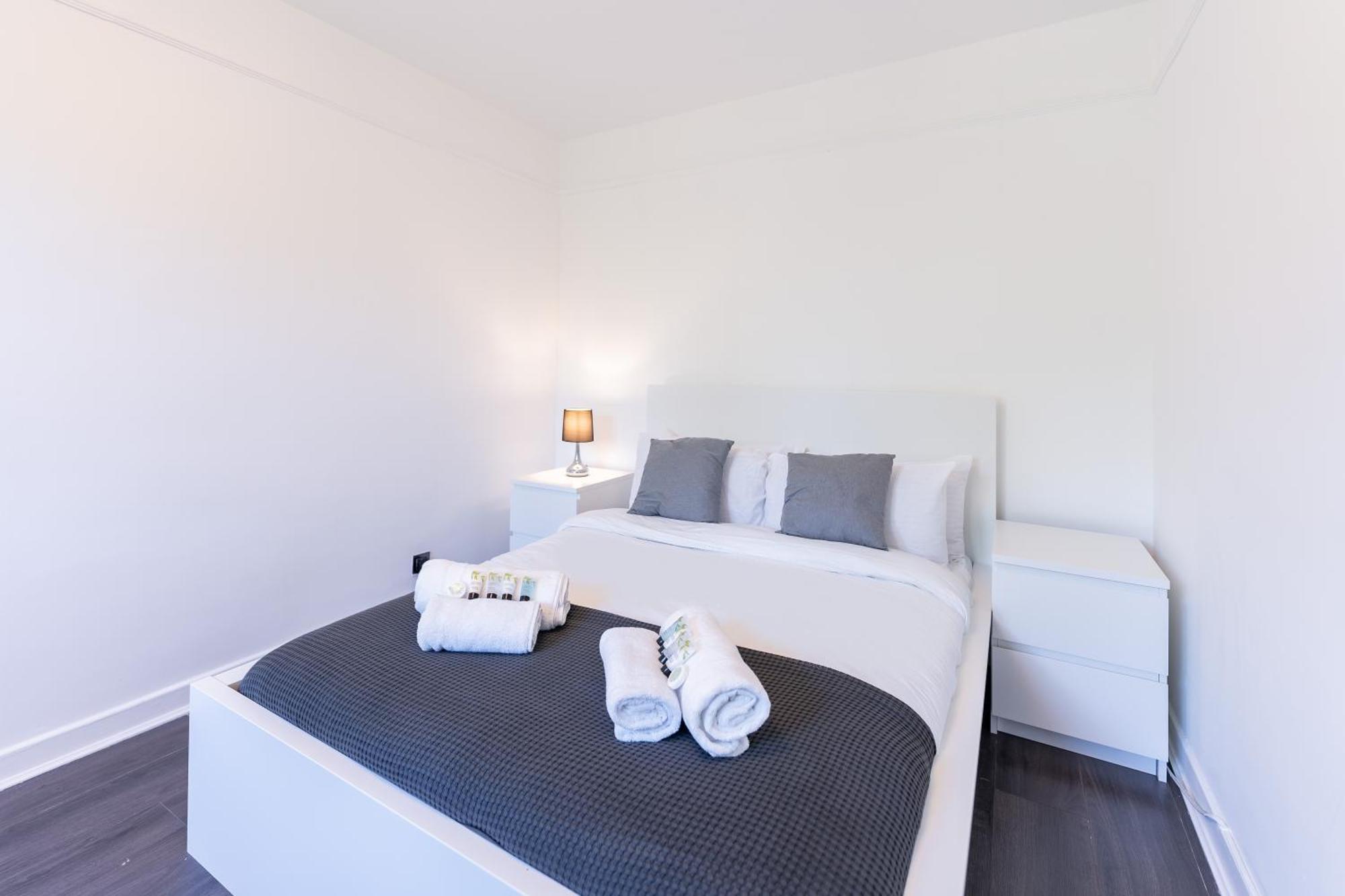 Luxury 3 Bedroom Flat With Balcony In Westbourne Park Londra Dış mekan fotoğraf